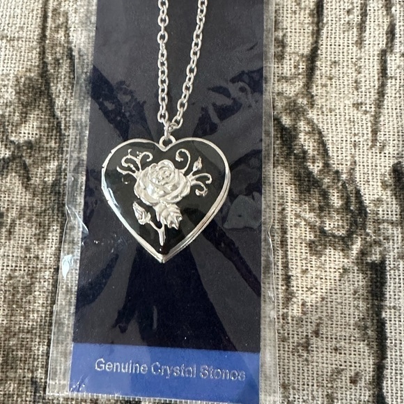 - Heart detail necklace locket new floral detail gift jewellery - Picture 2 of 7